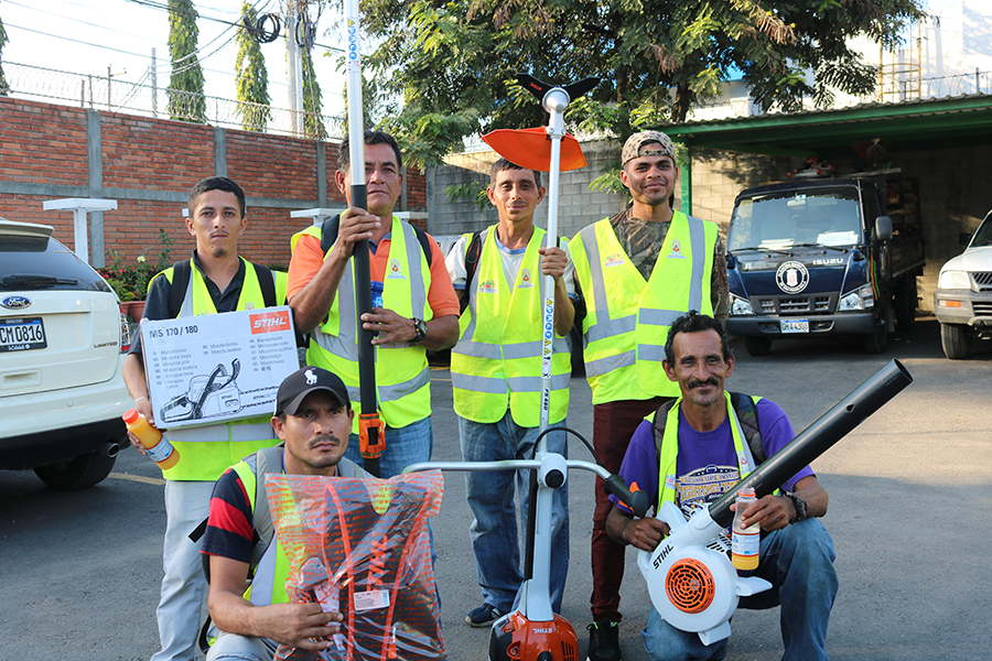 LACTHOSA entrega a la Alcaldía de San Pedro Sula equipo para mantenimiento de áreas verdes de la ciudad