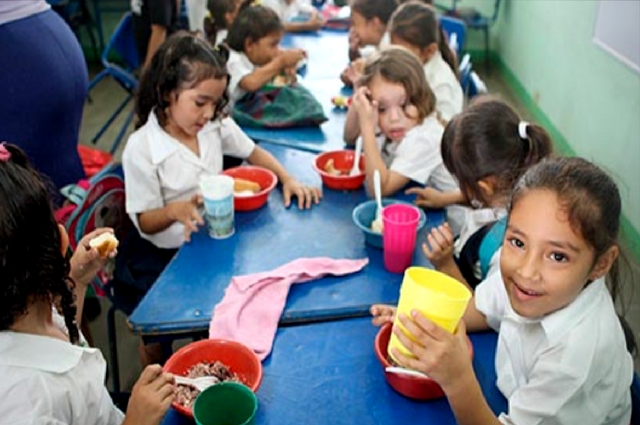 Lufussa fomenta la educación apoyando a centros educativos de la zona sur