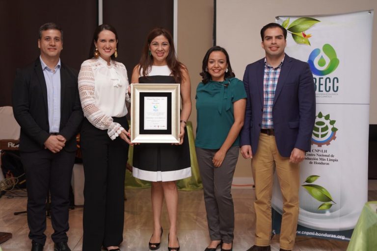 Cervecería Hondureña recibe premio Bandera Ecológica-Cambio Climático
